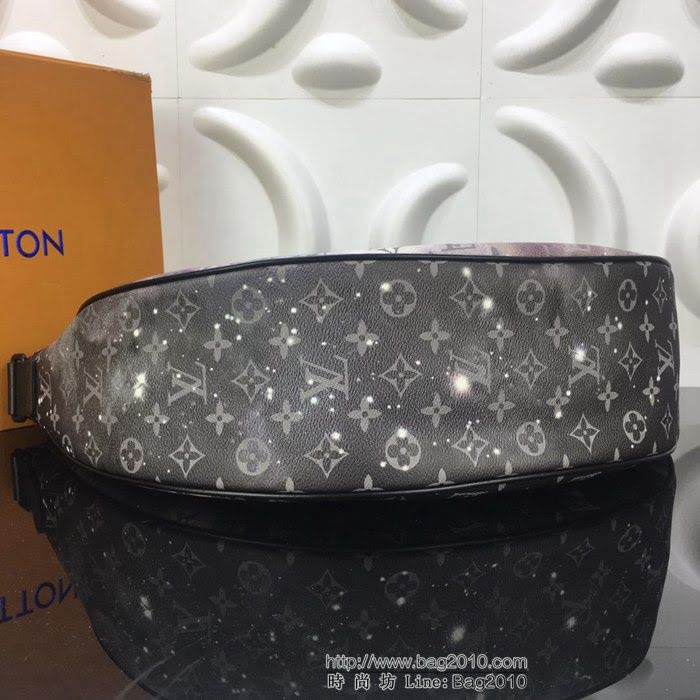 路易威登LV 頂級原單 M44164 2019春夏季前預展系列 經典Monogram花卉與LV字母圖案 彎月造型 Alpha Hobo手袋 男士單肩斜挎包  YDH2496